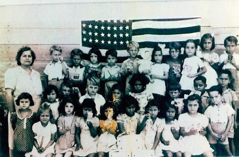 clase de primer grado del barrio parís con su maestra (1943)
