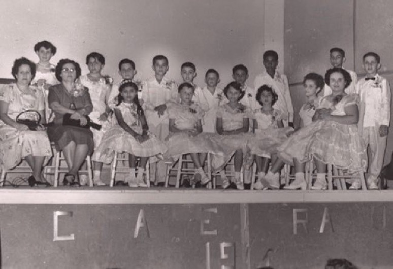 graduandos de escuela muñoz rivera junto a la principal celina rodríguez (1954)