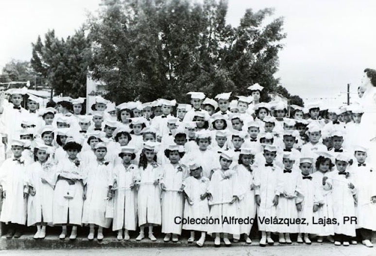 graduandos de primer grado escuela perry con la maestra gina rivera (1956)