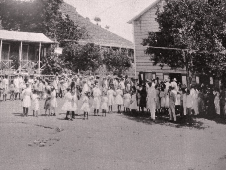 estudiantes reciben a don juan cancio y al revdo. harris en visita al instituto de artes y oficios localizado en palmarejo. el instituto es el precursor de la universidad interamericana de san germán.