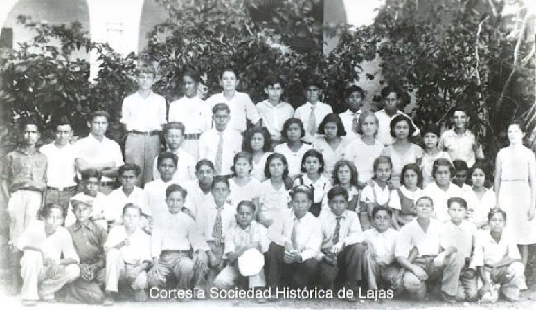 clase de octavo grado escuela muñoz rivera con maestra (1935)