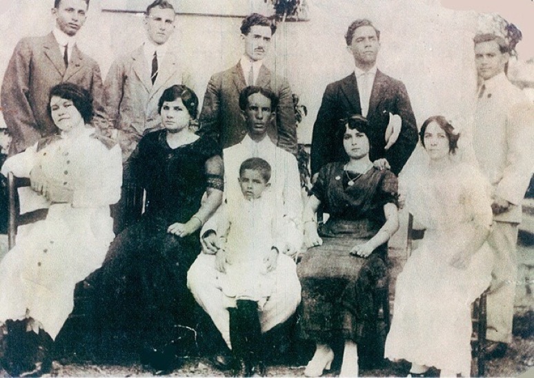 primera junta escolar: de izquierda sentados: hortensia noriega de frank, josefina irizarry de escalona, lic. arturo m. dávila con su hijo emilio arturo, mayín castillo y emma calder. de pie: arcadio figueroa, no identificado, no identificado, jerónimo irizarry y leónides morales