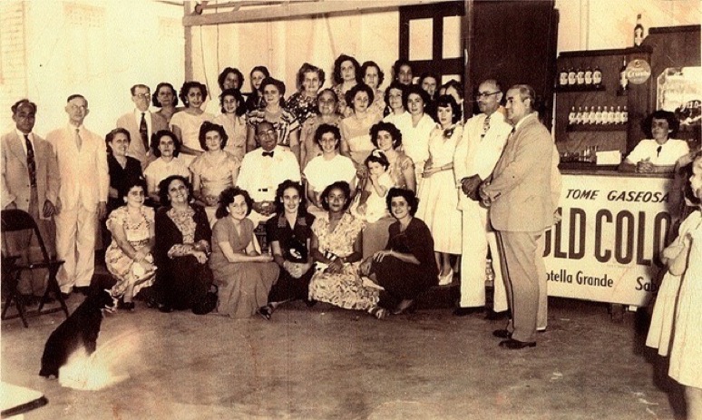 día del maestro en la terraza tinito de ramón martínez. de izquierda: celina rodríguez de frank, josefina irizarry de escalona, mario pagán irizarry (superintendente), alicia dávila rivera, celina pagán, américa martínez ortiz, carmen morales, fidelina irizarry, luz leida nazario, sara sepúlveda, emilia irizarry, ilia martínez, edna tomei, carmen bravo, dora lugo, leónides morales rodríguez. (1950)