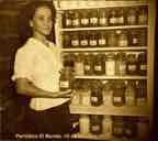 isabel_perez-de-parís_mostrando_un_frasco_de_piñas_en_almibar_cosechada-de-su finca-mundo-oct-17-1948.jpg